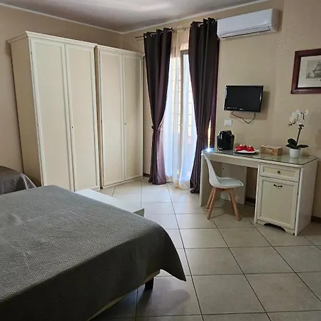 Airport Guest house 2*